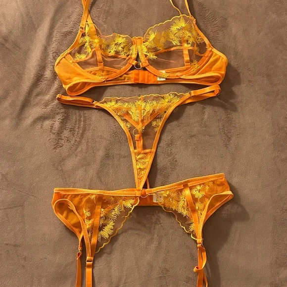 Unndr lingerie set - Picture 2 of 4